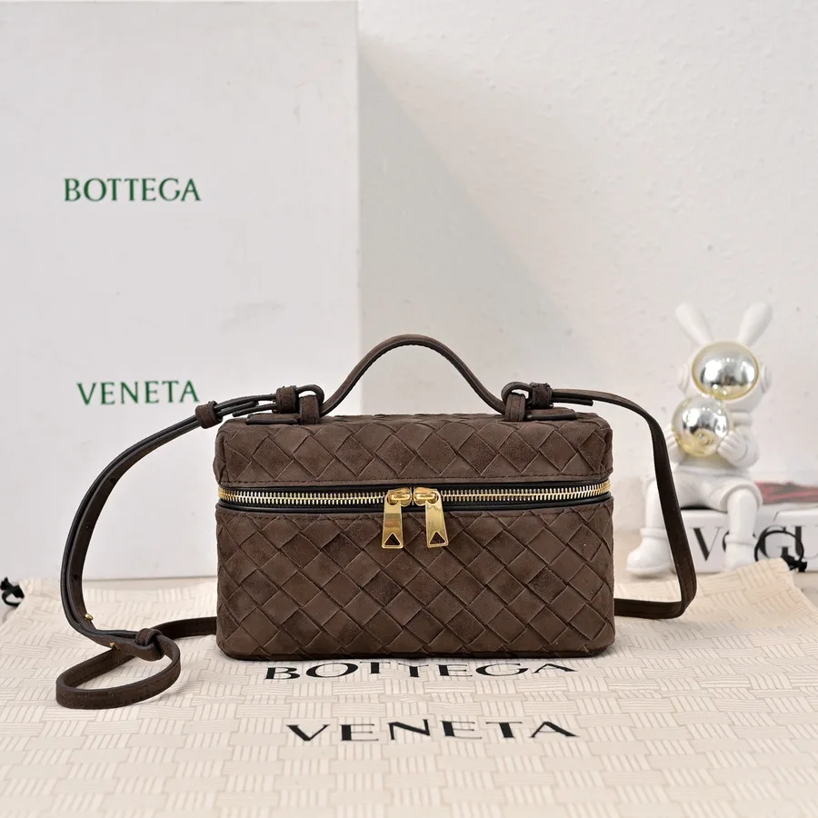 Bolsa transversal Bottega Veneta marrom com alça longa e alça curta de mão, foto frontal completa do álbum
