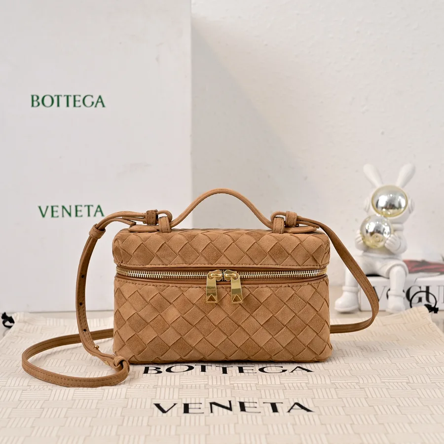 Torba crossbody Bottega Veneta z karmelowej skóry ze złotymi okuciami i długim paskiem