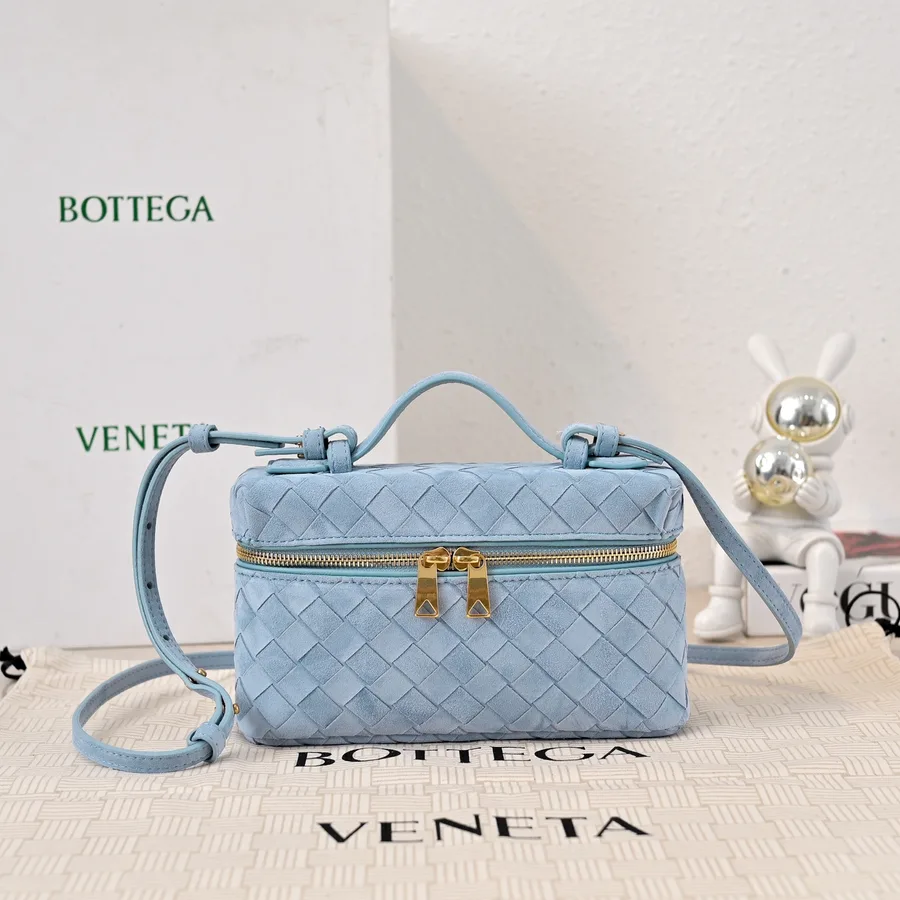 Geantă crossbody Bottega Veneta din piele albastră spălată cu feronerie aurie și bretea lungă