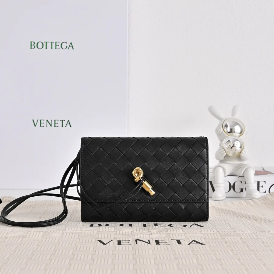 Geantă crossbody Bottega Veneta din piele de miel neagră cu feronerie aurie și bretea lungă