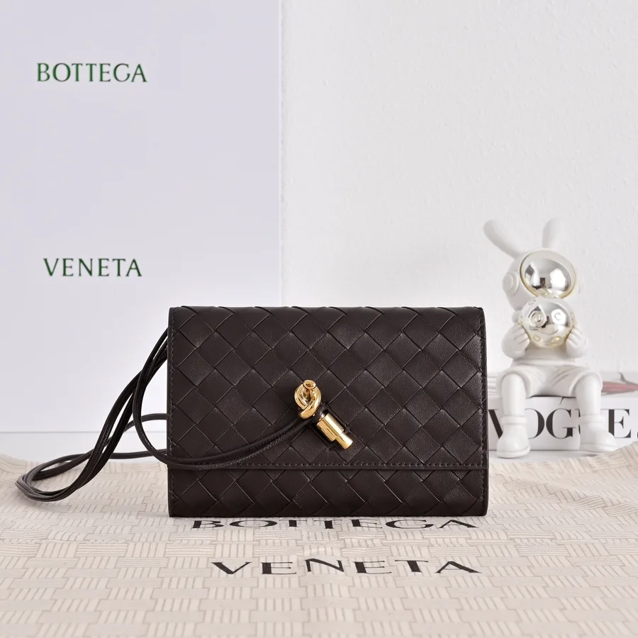Torba crossbody Bottega Veneta z czarnej skóry jagnięcej ze złotymi okuciami i cienkim paskiem