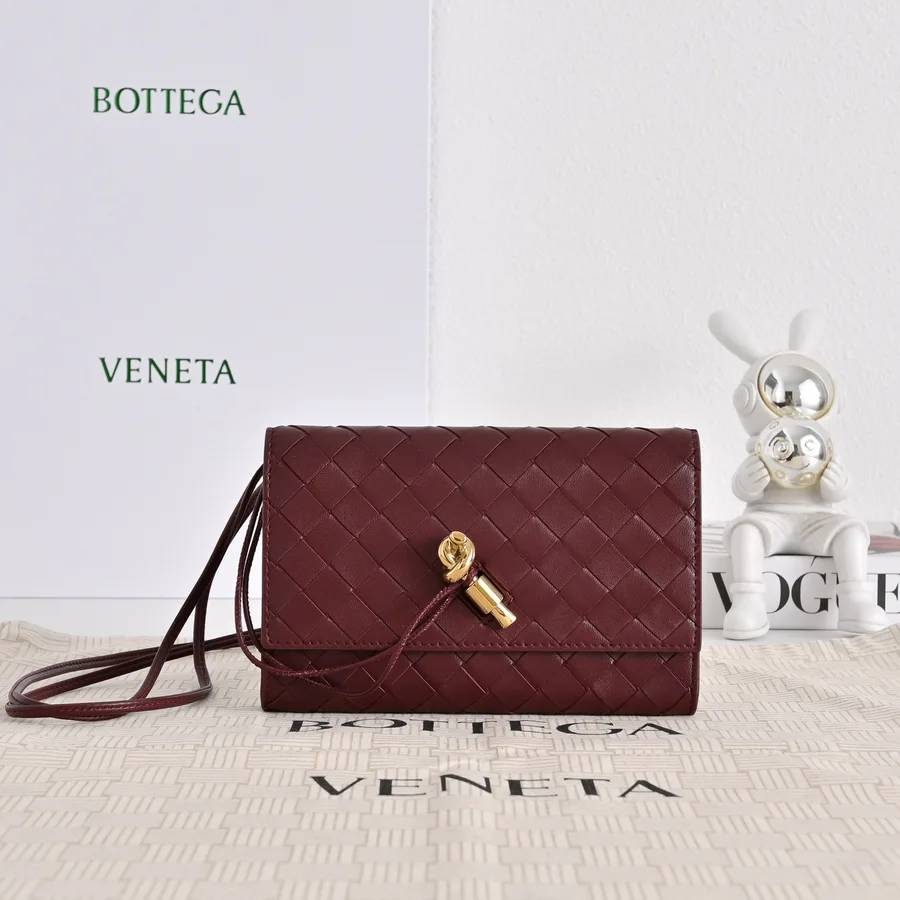 Geantă crossbody Bottega Veneta din piele de miel burgund cu feronerie aurie și bretea lungă