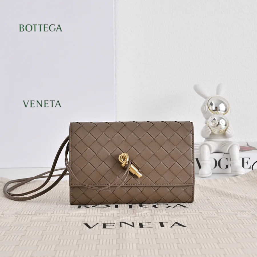Bolsa transversal Bottega Veneta caramelo com alça longa e nó em destaque, foto do álbum