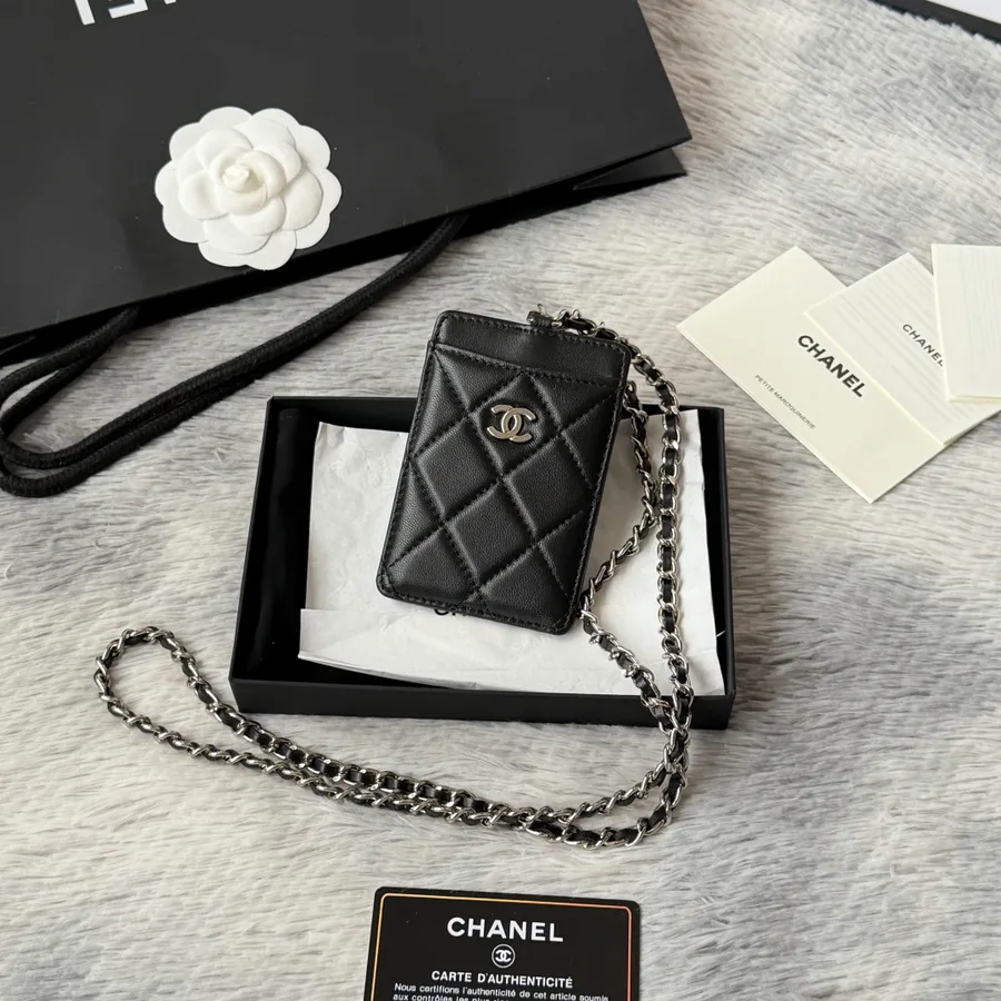 Bolso crossbody Chanel en piel negra con correa larga y cierre frontal