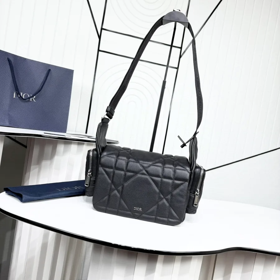 Borsa crossbody Dior in pelle nera granulata con tracolla lunga