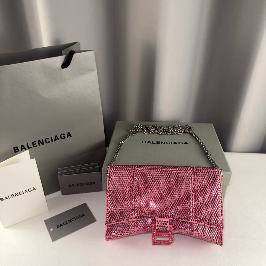 Bolsa mini Balenciaga rosada com brilho aplicado e alça de corrente, foto do álbum