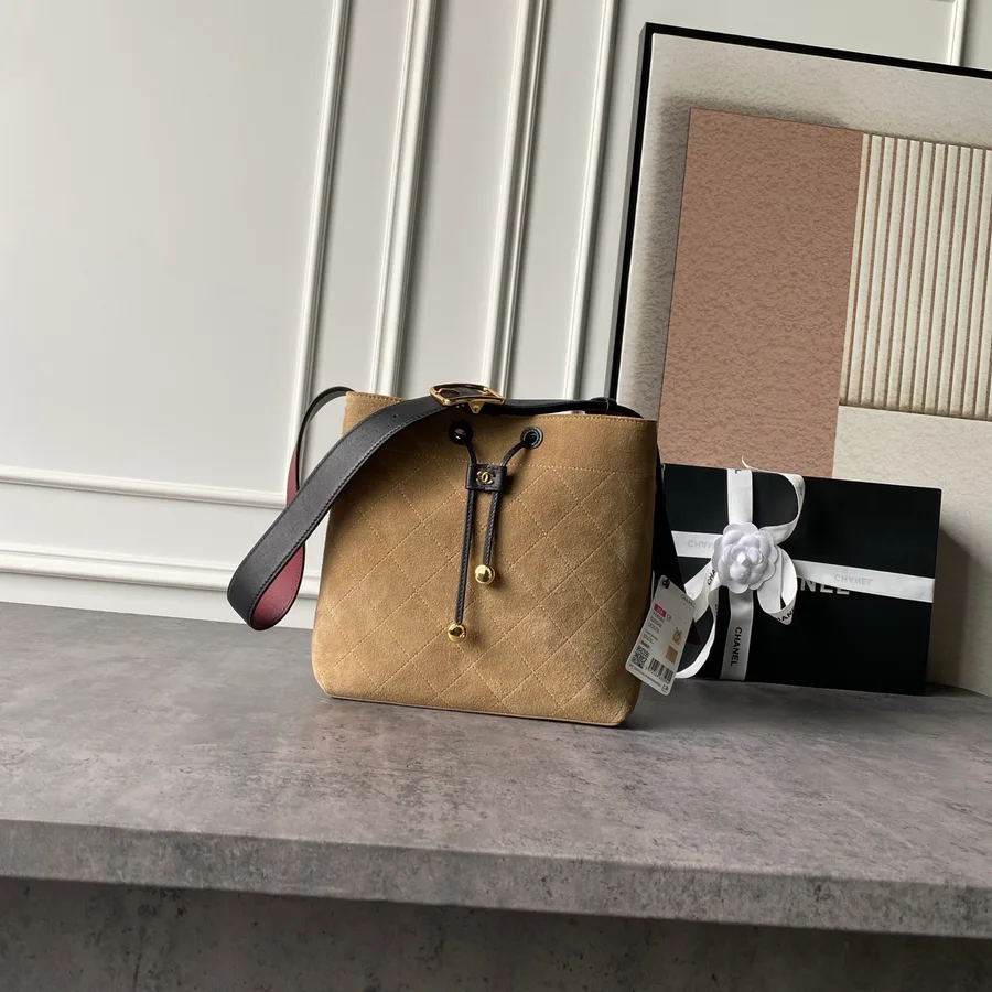 Bolsa mini Chanel caramelo em camurça com alça curta e cordão, foto de detalhe do álbum