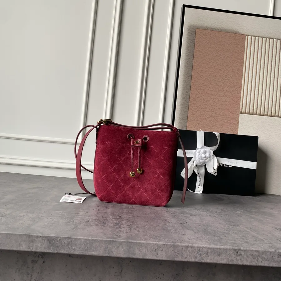 Mini torba Chanel z bordowego zamszu ze złotymi okuciami i łańcuszkowym uszkiem