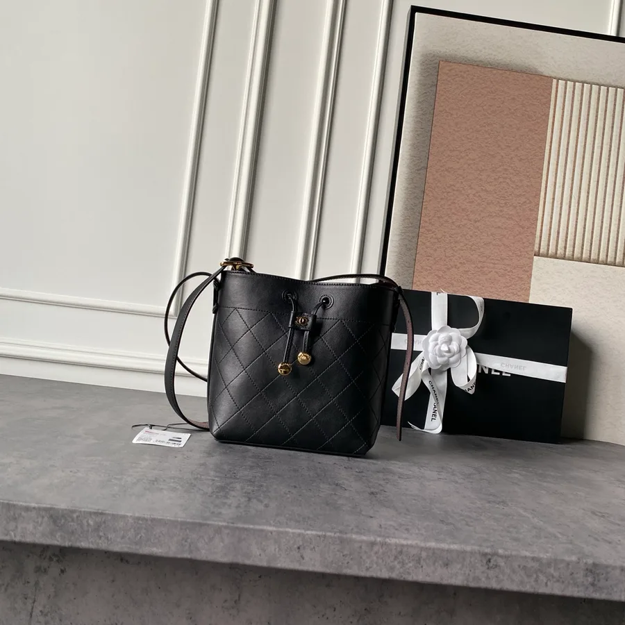 Mini borsa Chanel in pelle trapuntata nera con manico corto