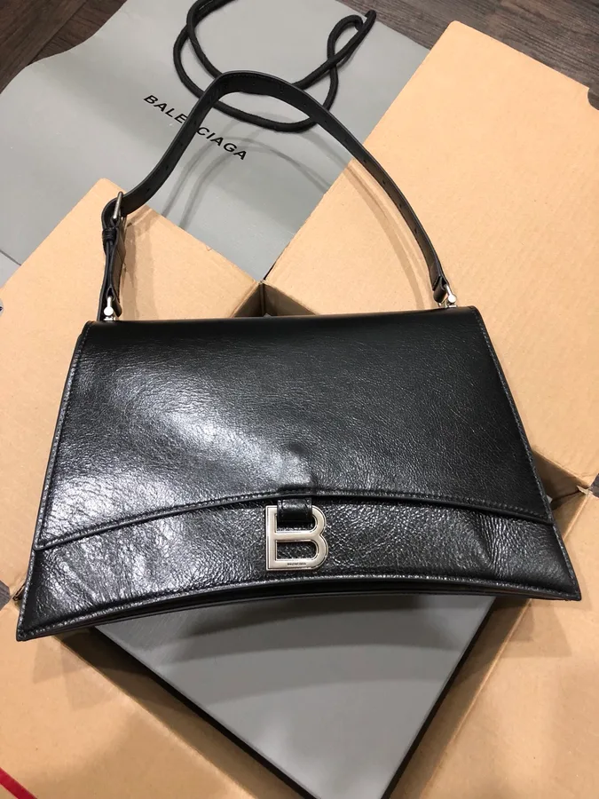 Bolso de hombro Balenciaga en piel negra con asa corta y cuerpo curvado