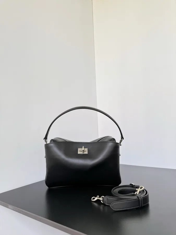 Bolso de hombro Balenciaga en piel negra con asa caída y silueta distinta