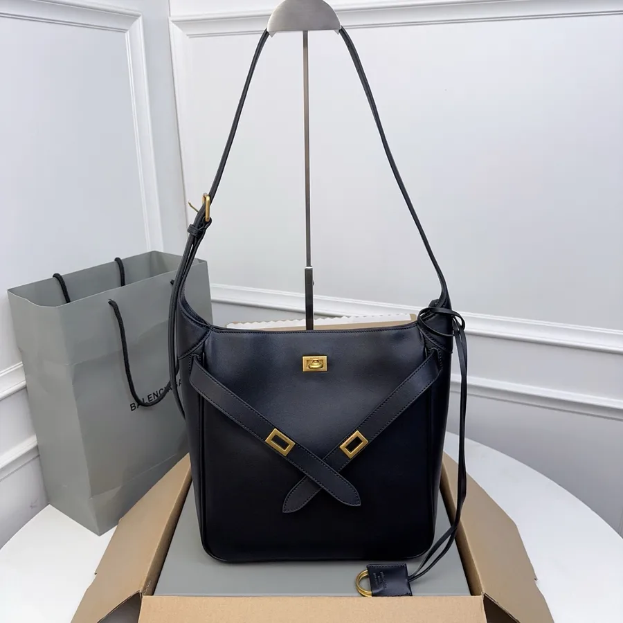 Geantă hobo Balenciaga pe umăr din piele de vițel neagră cu feronerie aurie și corp moale