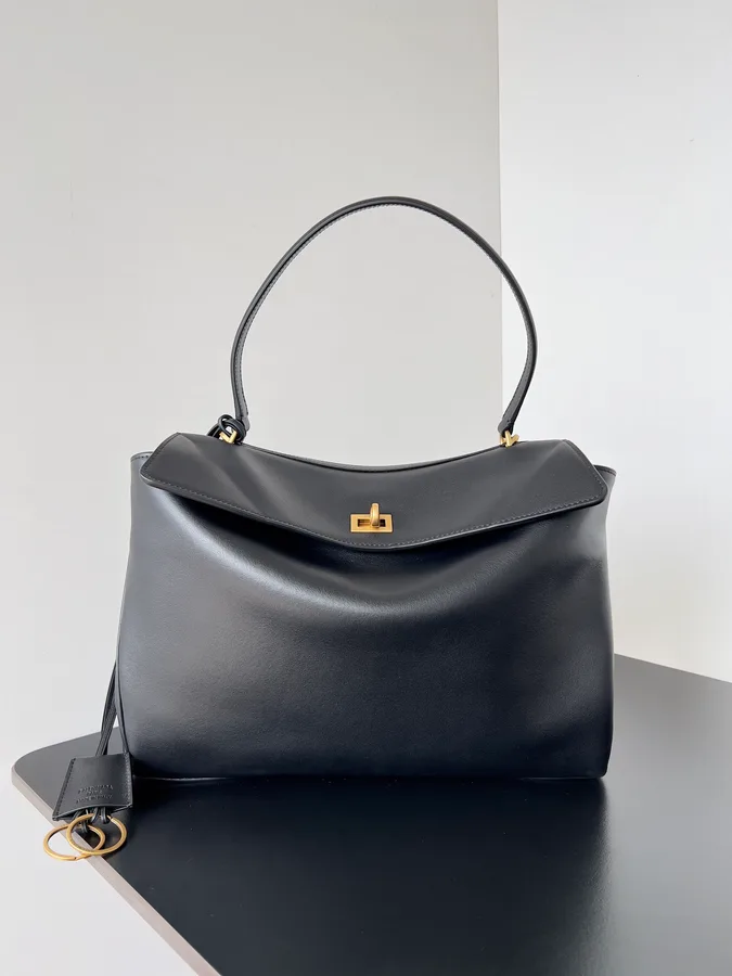 Torba na ramię Balenciaga z czarnej skóry cielęcej ze złotymi okuciami i miękkim, opadającym korpusem