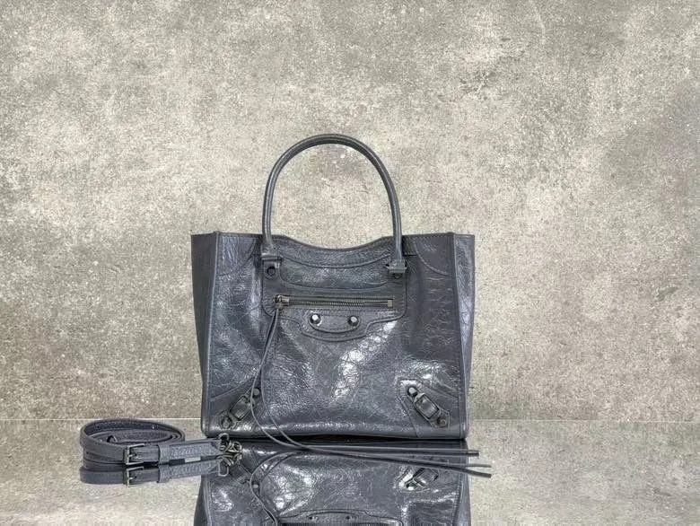 Torba Balenciaga na ramię z czarnej skóry jagnięcej ze srebrnymi okuciami i miękkim korpusem