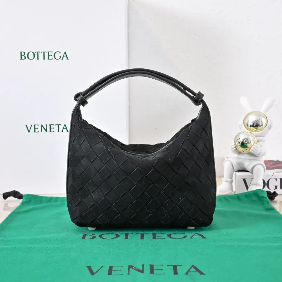 Bottega Veneta black lambskin shoulder bag catalog photo