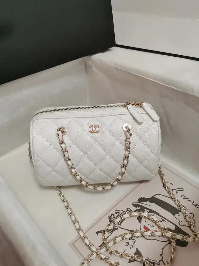 Chanel white caviar-grained leather shoulder bag catalog photo