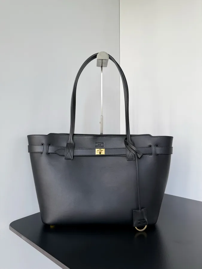 Balenciaga tote bag in black smooth leather with gold-tone hardware and two top handles