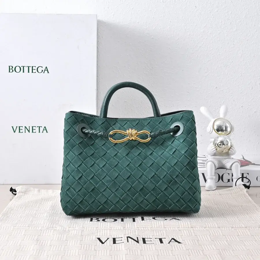 Bottega Veneta green leather tote bag catalog photo