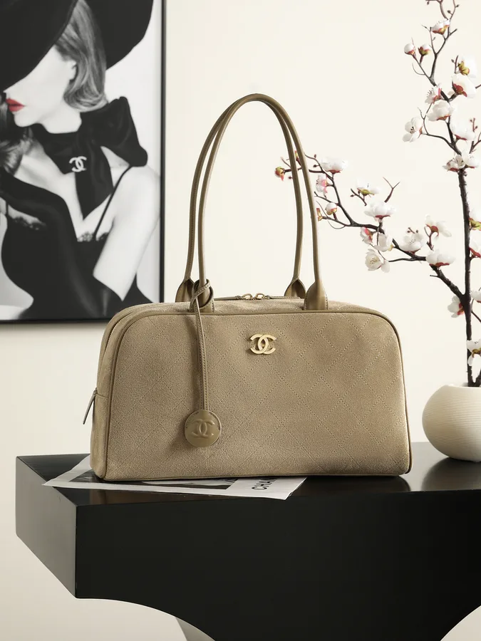 Chanel Tote-Tasche aus cremefarbenem, genarbtem Leder mit goldfarbenen Beschlägen und zwei Henkeln