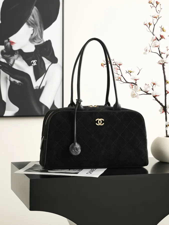 Sac cabas Chanel noir en cuir matelassé avec anses courtes et chaîne