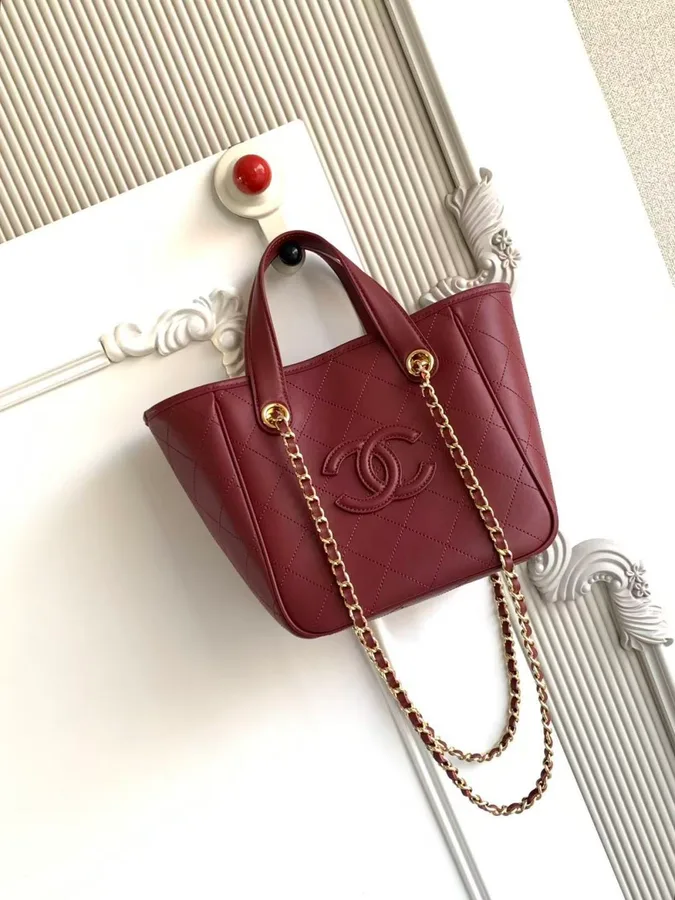 Sac cabas Chanel bordeaux en cuir matelassé avec anses et chaîne dorée