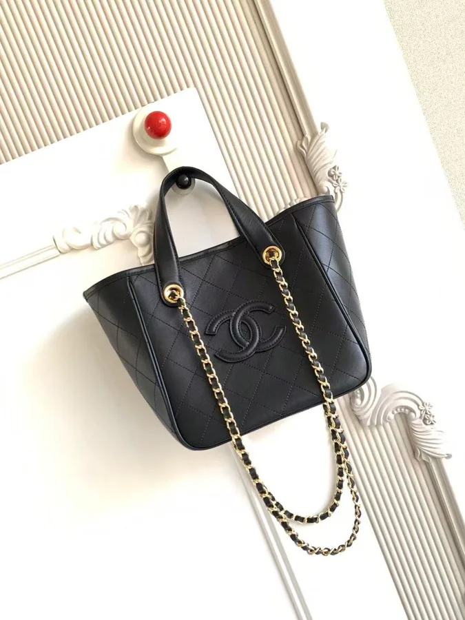 Borsa tote Chanel nera in pelle trapuntata con manici corti e catena dorata