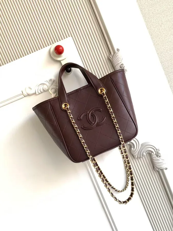 Torba tote Chanel z bordowej skóry pikowanej ze złotymi okuciami i dwoma uszami
