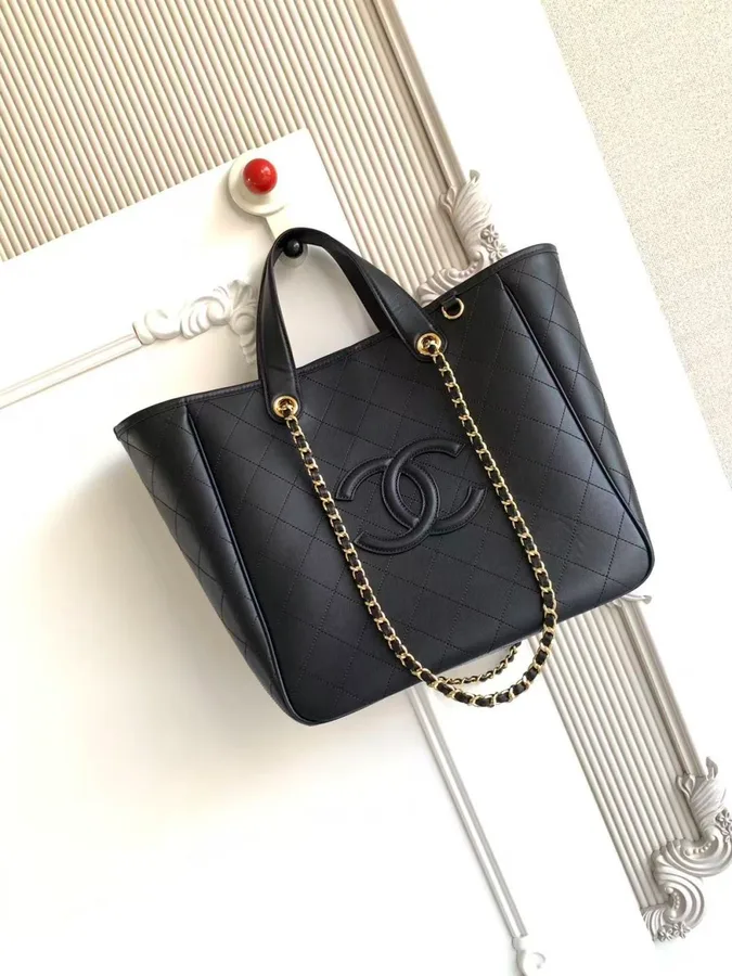 Borsa tote Chanel in pelle granulata nera con manici corti e catena