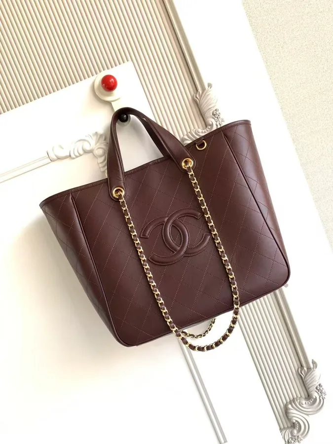 Torba tote Chanel z bordowej skóry pikowanej ze złotymi okuciami i dwoma uszami