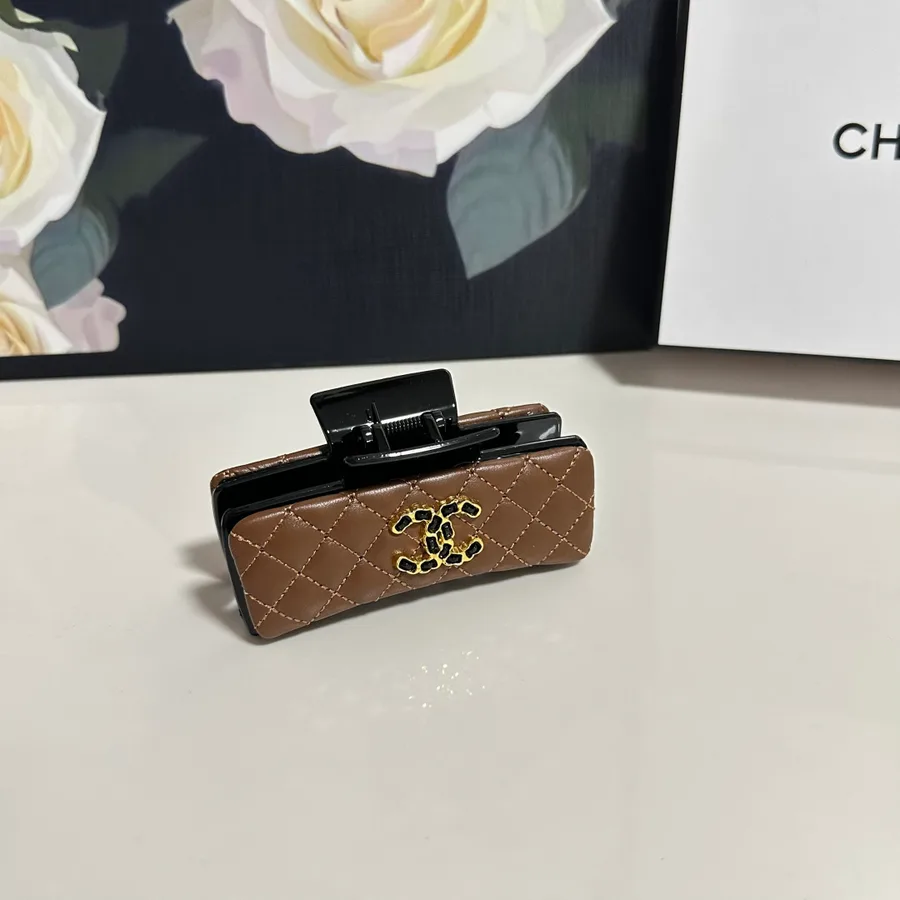 Etui Chanel z karmelowej skóry pikowanej ze złotymi okuciami i przednią klapką