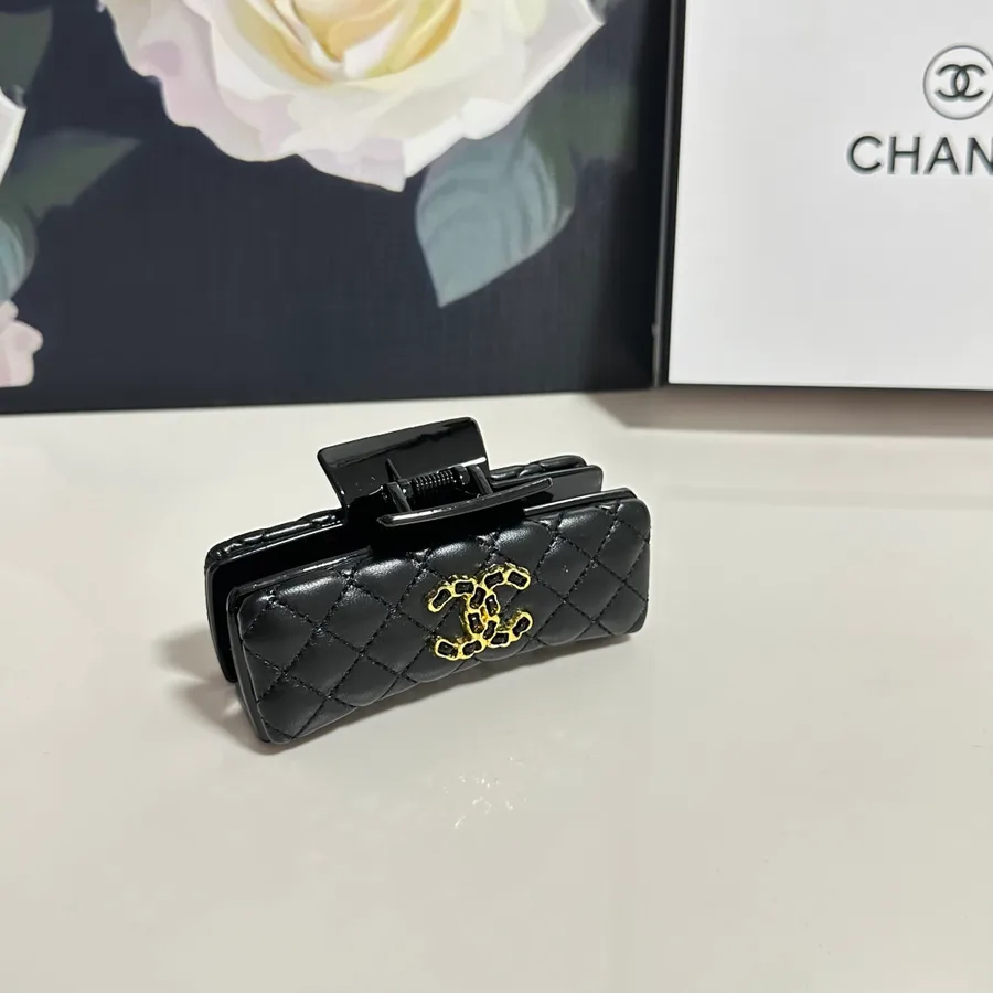 Portefeuille Chanel noir en cuir matelassé du même format que la version caramel