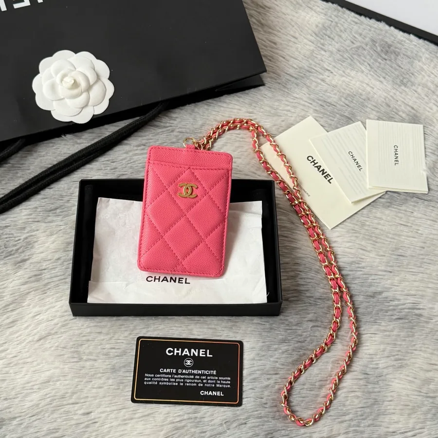 Chanel Kartenetui aus rosa, genarbtem Leder mit goldfarbenen Beschlägen und Frontklappe