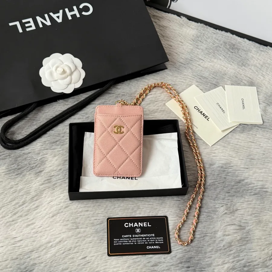 Portefeuille Chanel rose en cuir matelassé avec rabat frontal