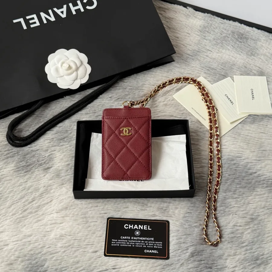Etui Chanel din piele granuloasă burgund cu feronerie aurie și clapetă frontală