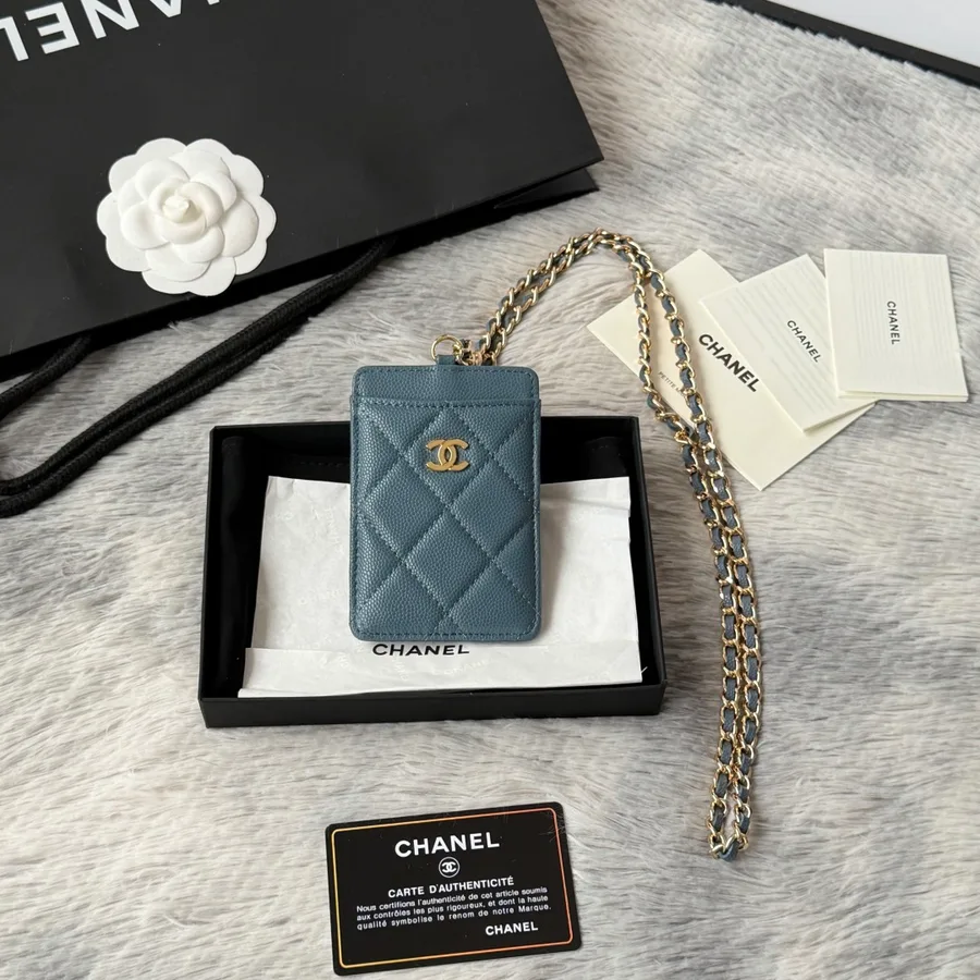 Portafoglio Chanel in pelle granulata blu navy con chiusura a patta