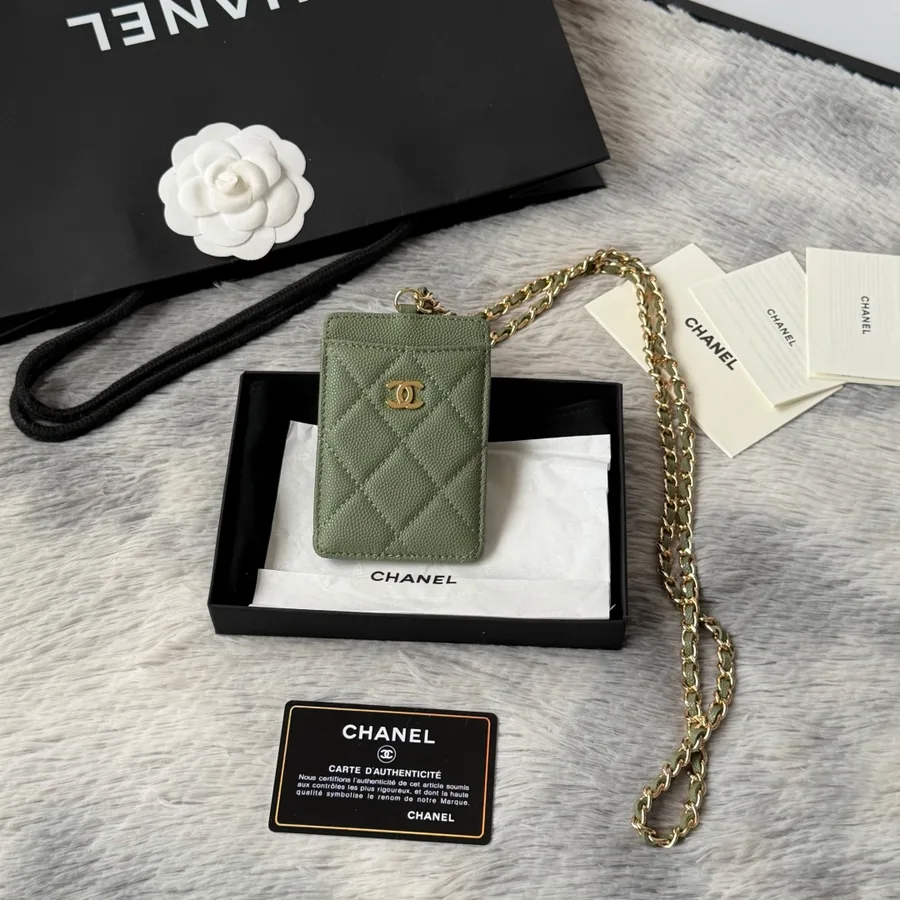 Portafoglio Chanel in pelle granulata verde dello stesso formato della versione blu