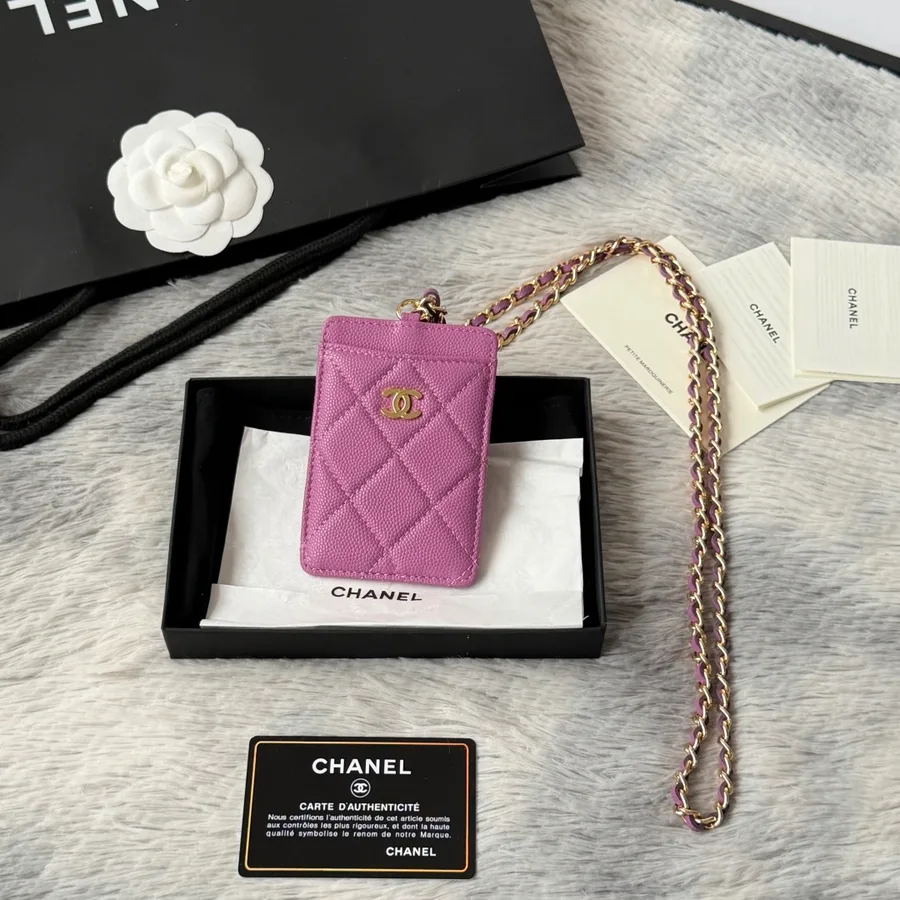 Cartera Chanel en piel granulada morada con solapa y cierre frontal