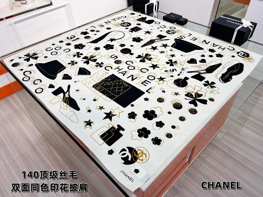 Chanel white accessory — ref 811655