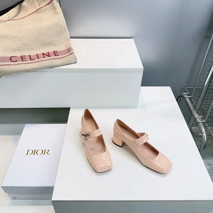 Dior pink shoe