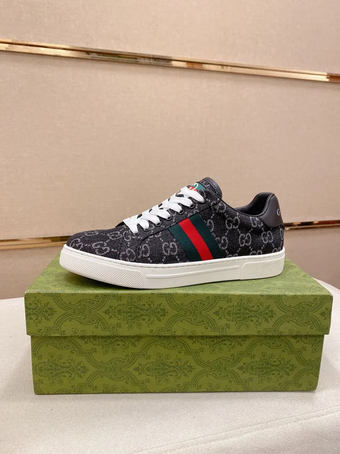 Gucci navy low-top sneaker — ref 756569