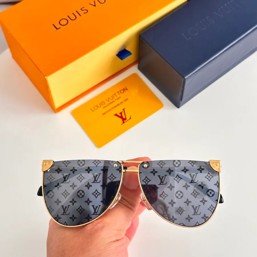 Louis Vuitton gold accessory — ref 788018