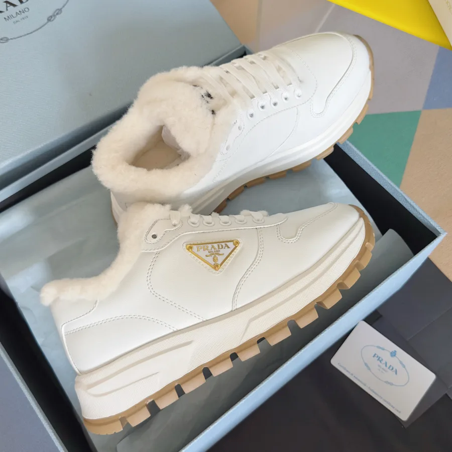 Prada white shoe — ref 813605