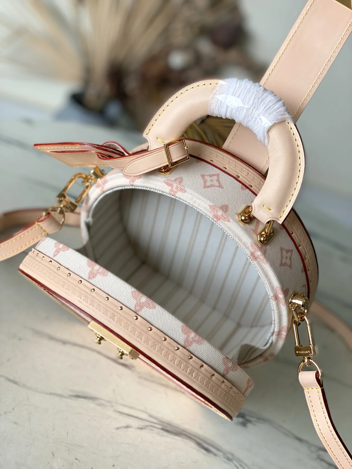 LV Boîte Chapeau interior lining and top handle view
