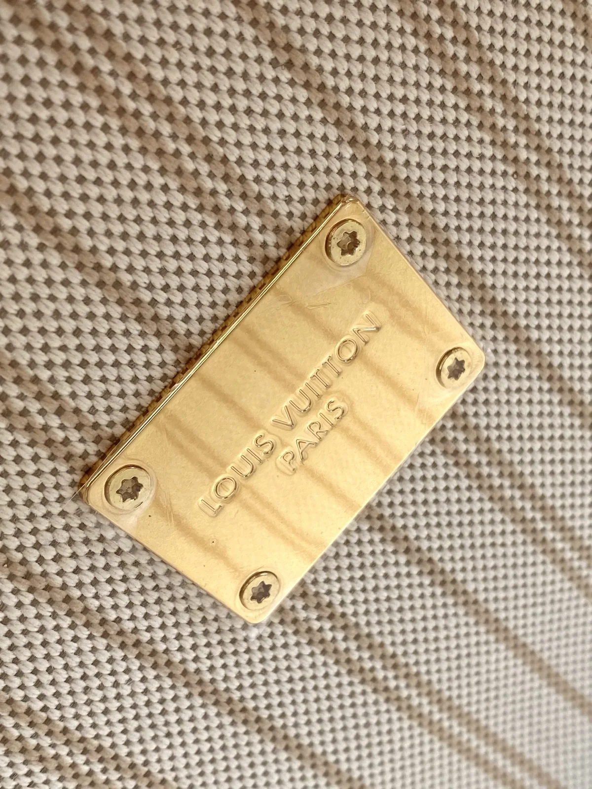 Interior metal plate stamped with Louis Vuitton Paris on Boîte Chapeau